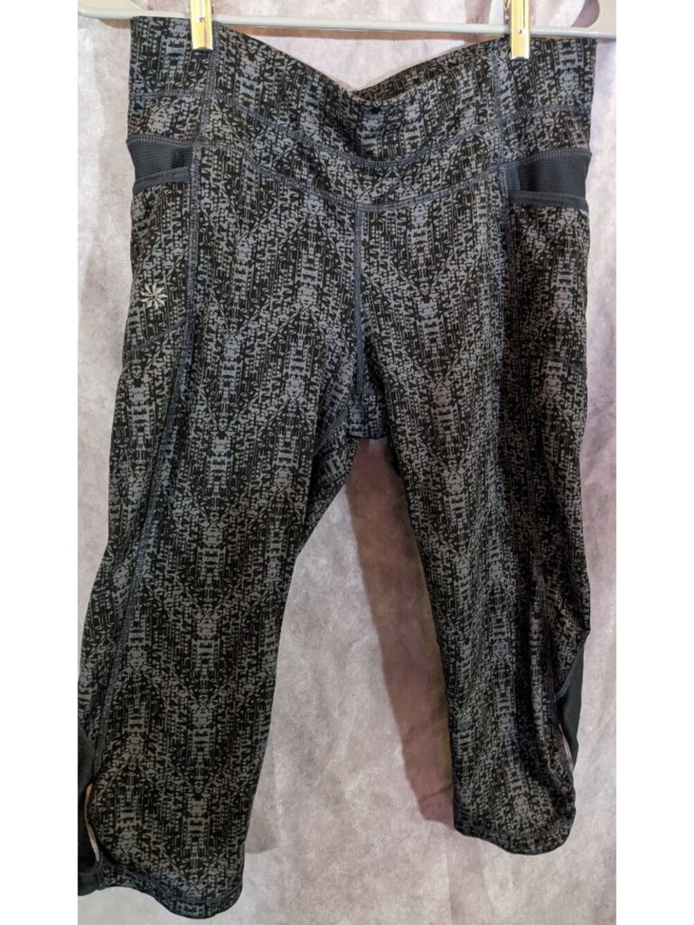 Athleta Black/Gray Textured Printed Cropped Leggings S With Pockets Mesh Details